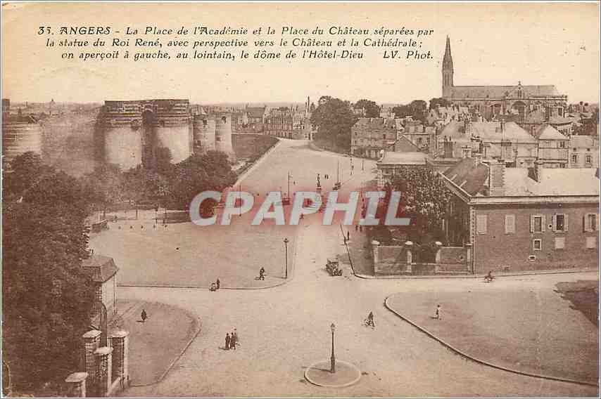 CPA ANGERS-La Place de l'Academie et la Place du Chateau separ2e par la statue du Roi Ren2  avec per