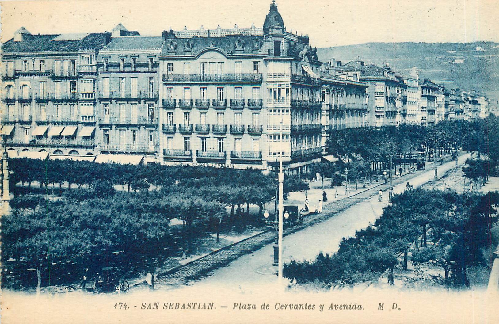 CPA SAN SEBASTIAN-Plza de Cervantes y Avenida
