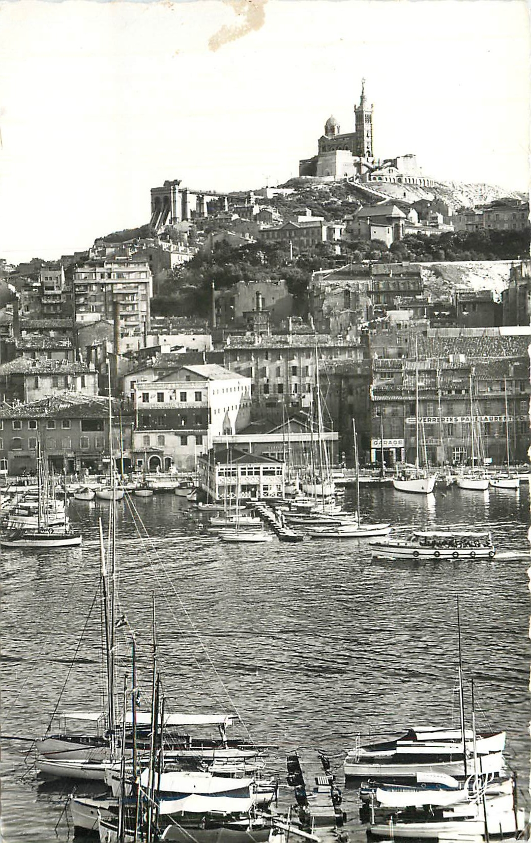 CPM MARSEILLE-Notre Dame de la Garde et le vieux Port Bateaux
