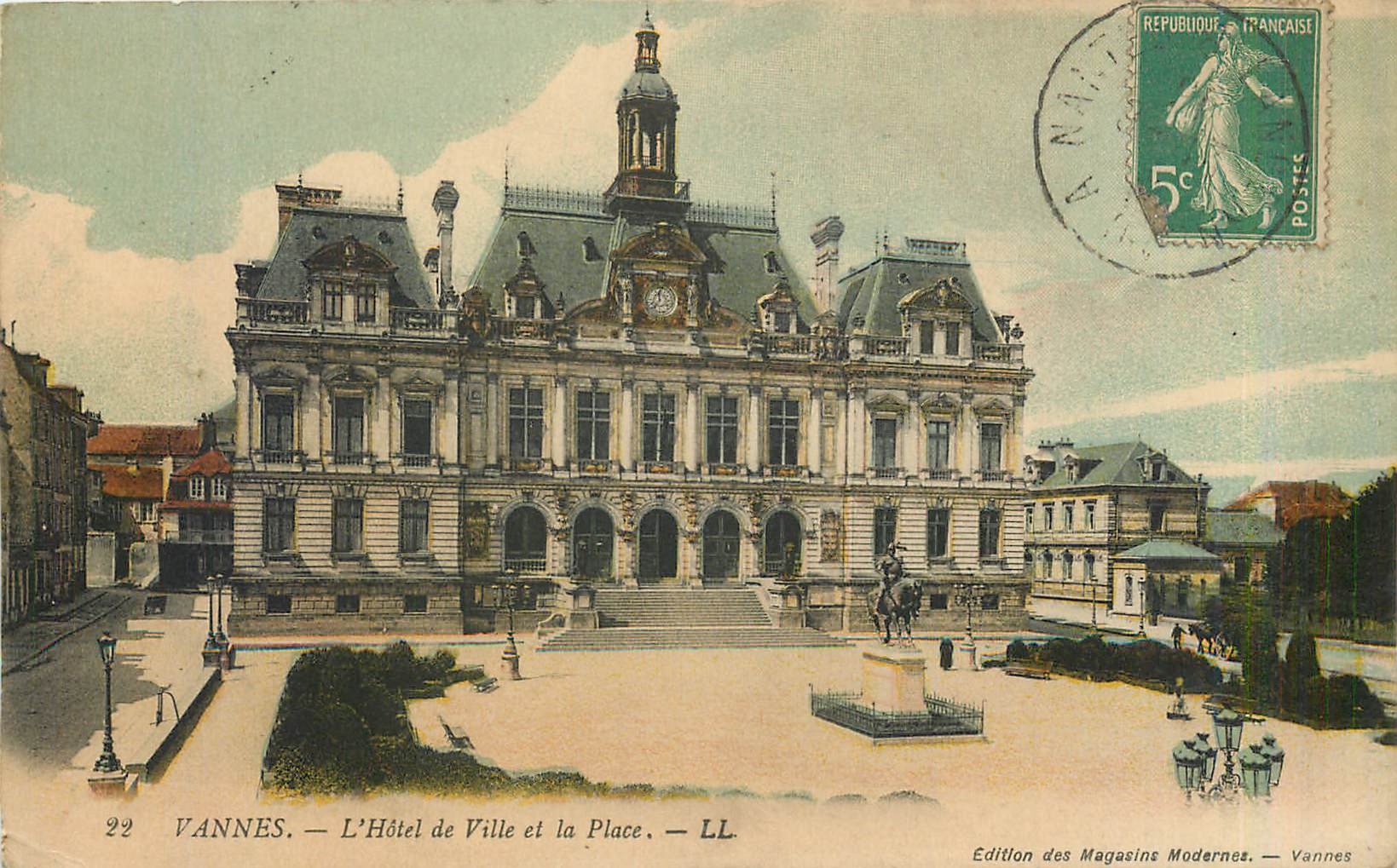 VANNES — L'Hôtel de Ville et la Place — Édition des Magasins Modernes — LL