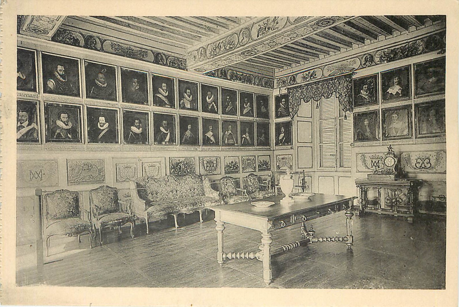 CPA CHATEAU DE BUSSY-RABUTIN-Salon des hommes de Guerre