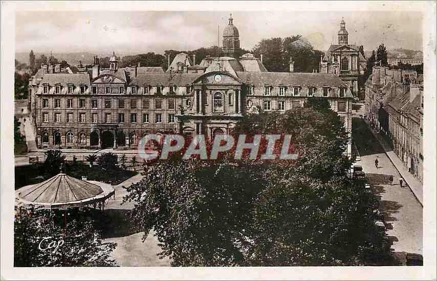 CPA CAEN-La Place de la Republique et l'Hotel de Ville