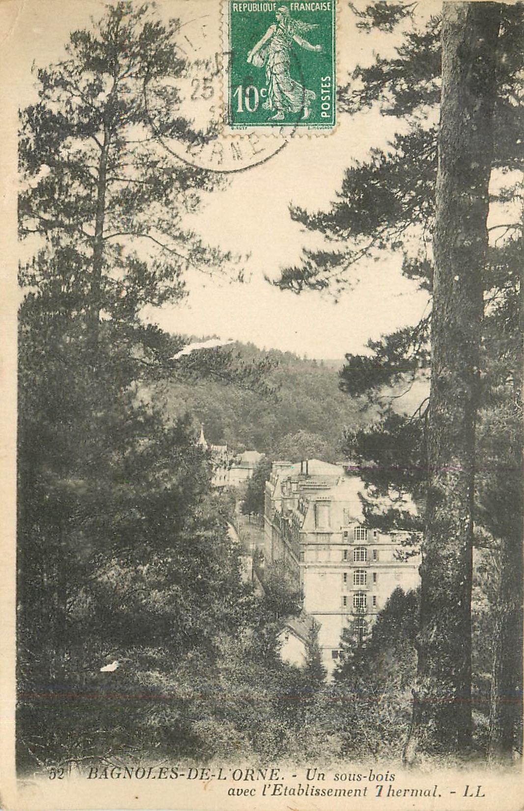 CPA BAGNOLES DE L'ORNE-Un sous bois avec l'Etablissement Thermal