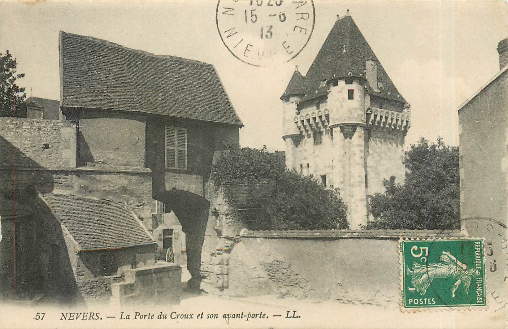 CPA NEVERS-La Porte du Croux  et son avant porte