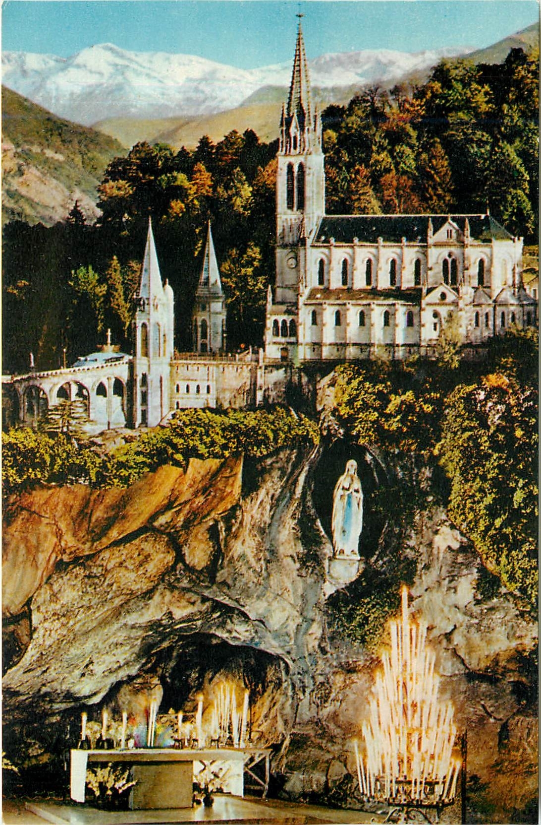 CPA Lourdes-La Grotte et la Basilique