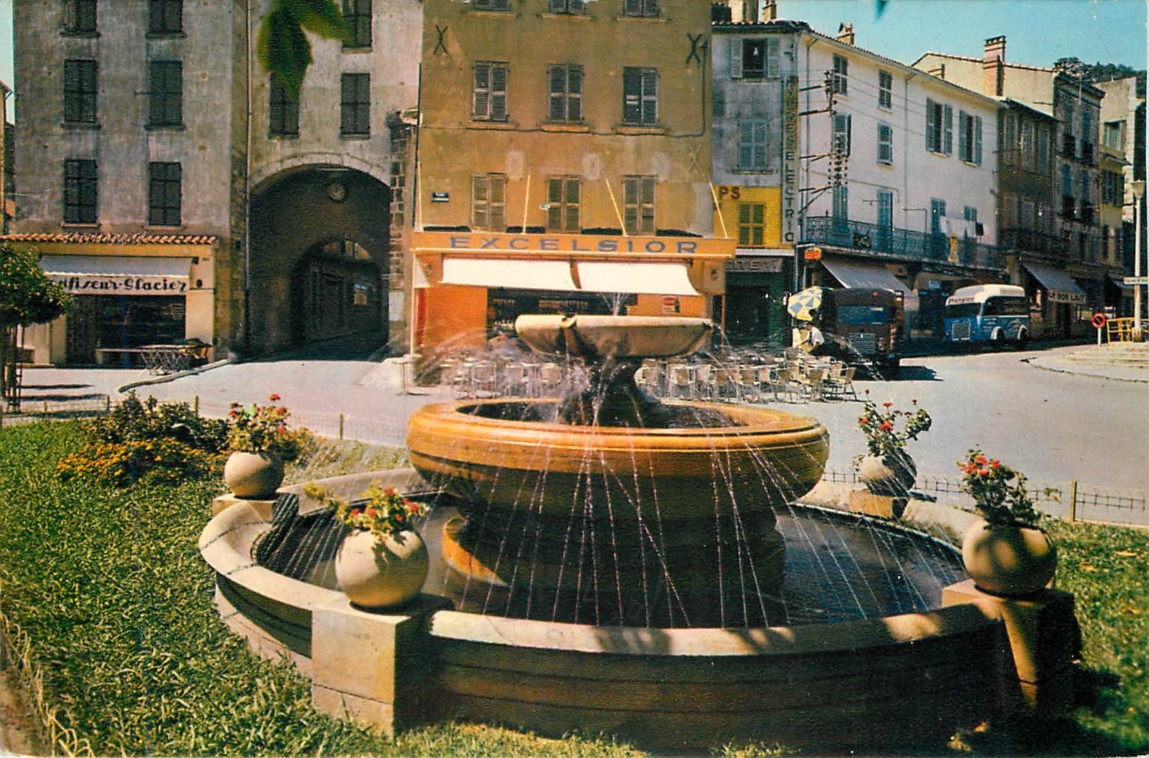 CPA LA COTE D'AZUR.French Riviera-HYERES LES PALMIERS (VAR)-La Fontaine et a Port de la Rade