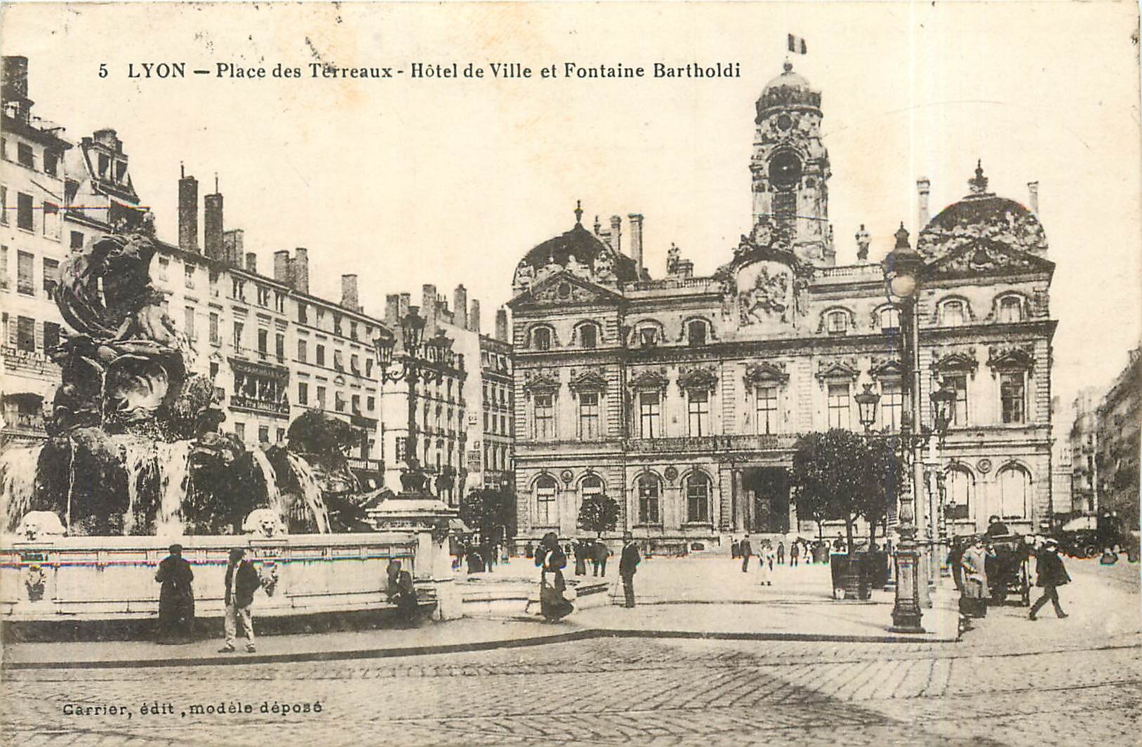 CPA LYON-Place des Terreaux-Hotel de Ville et Fontaine Baetholdi