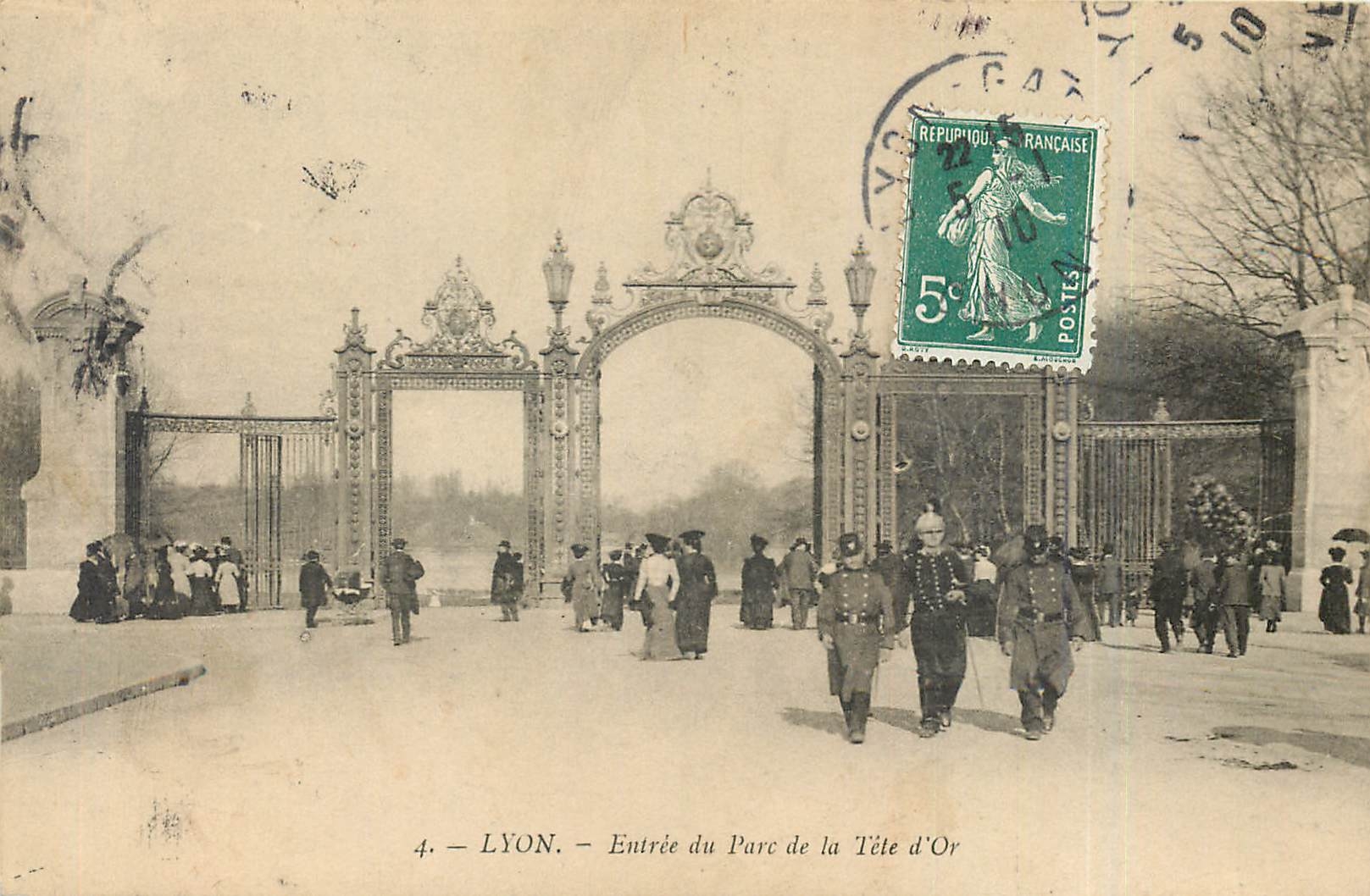 CPA LYON-Entrée du arc de la Tete d'Or Militaria