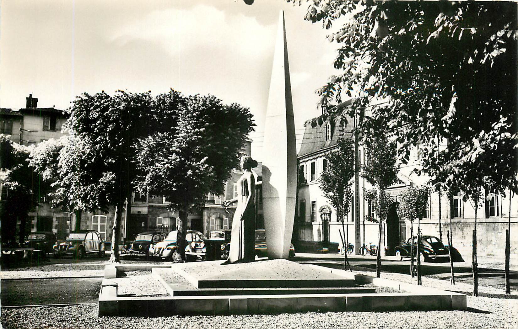 CPM CHALONS-SUR-MARNE(Marne)Monument duCent cinquante des Eole des Arts et metiers