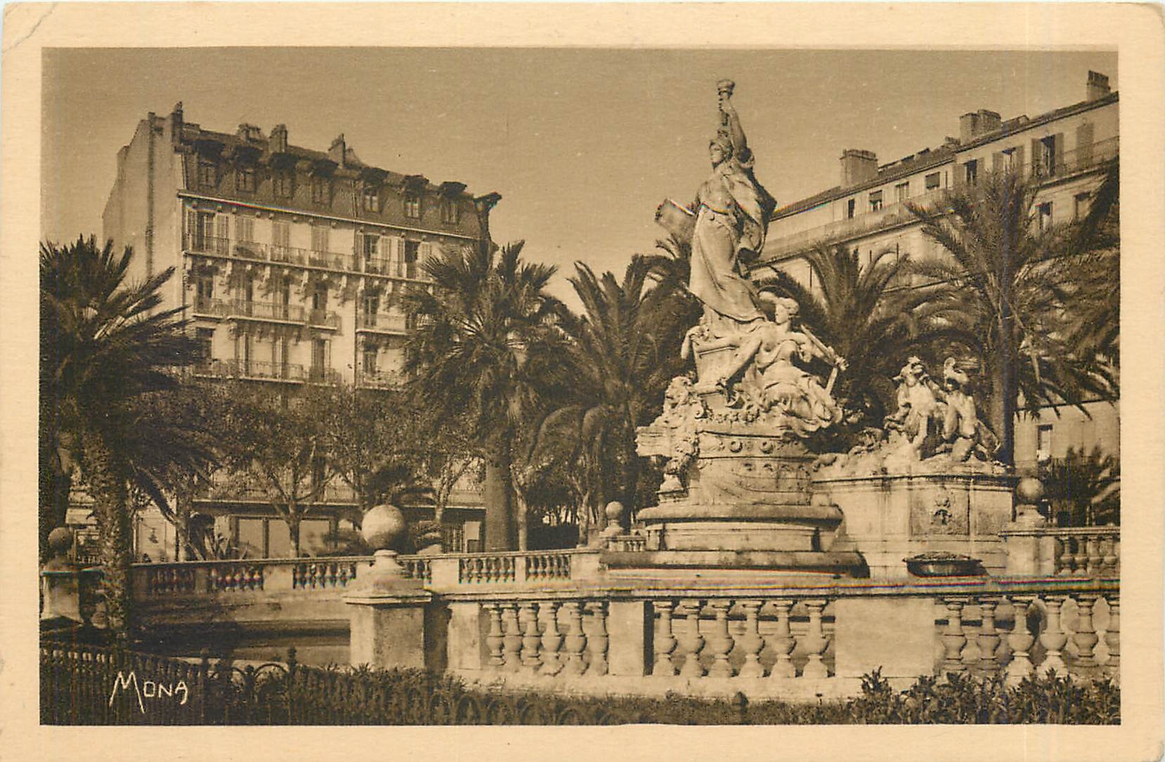 CPA LES PETITS TABLEAUX DE PROVENCE-TOULON-LA Place de la liberte