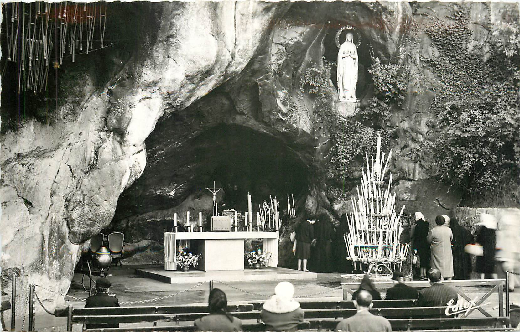 CPA LOURDES-La grotte miraculeuse don’t le nouvel Autel en marbre des Pyrenées a été consacré le 27 
