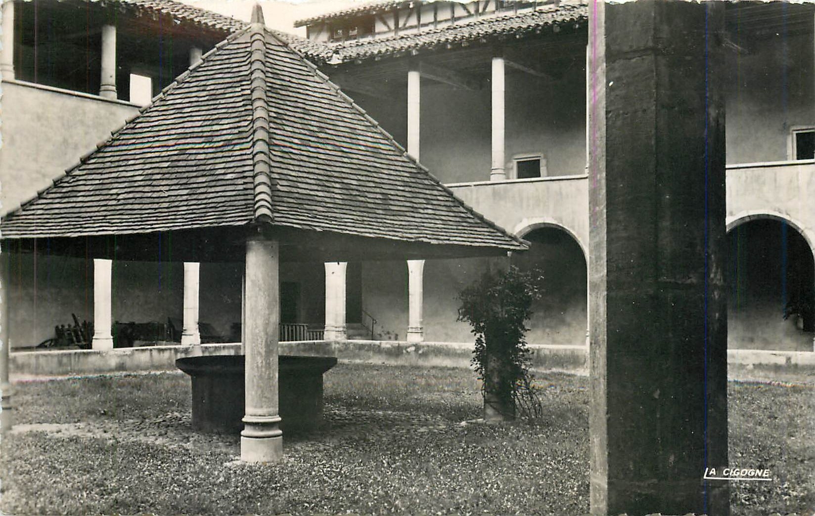 CPA BOURG-EN BRESSE-Cloitre Benedictin-Le Puits provenant de l'ancienne Citadelle de Bourg
