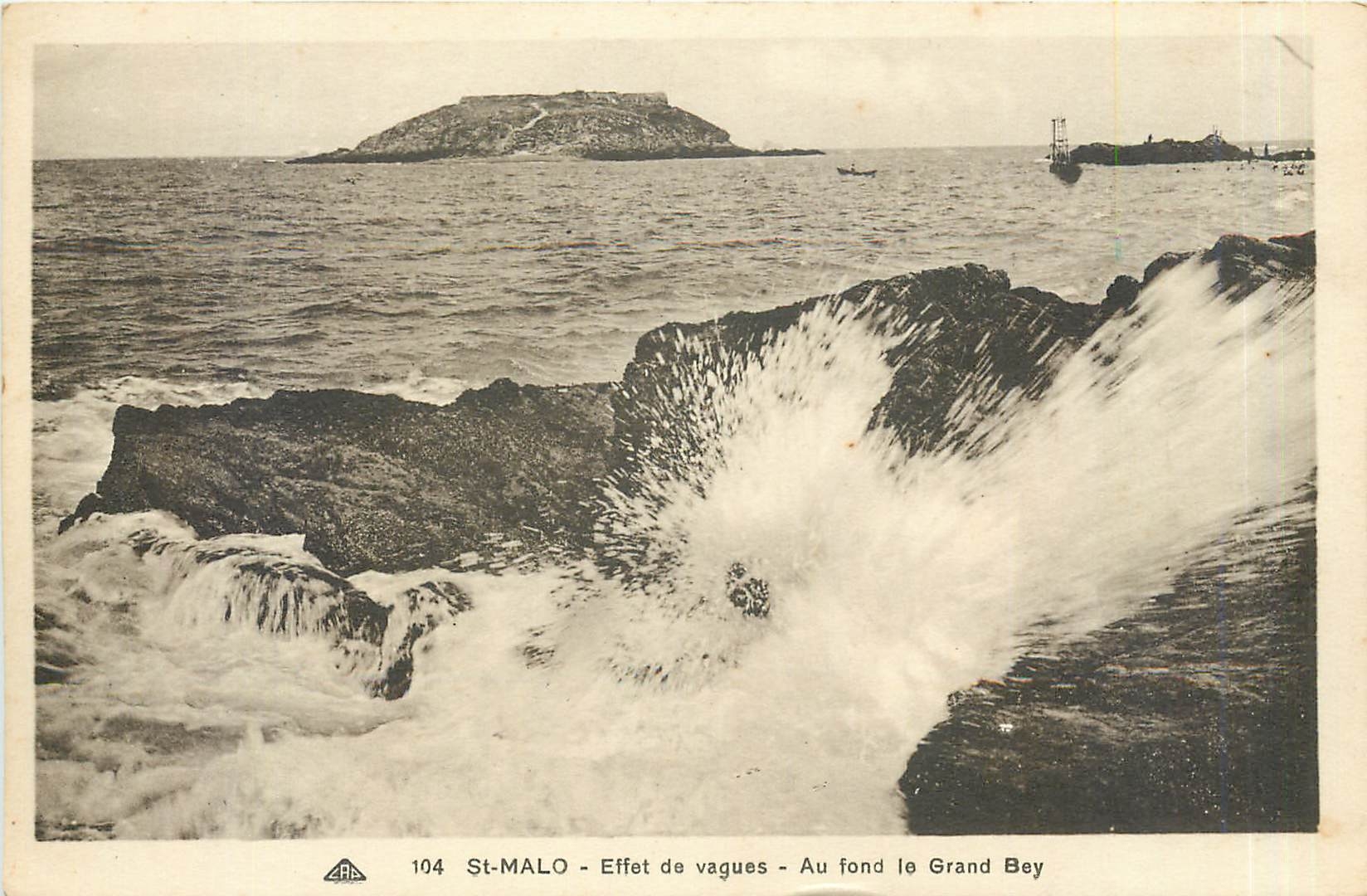 CPA St MALO-Effet de vagues-Au fond le Grand ey