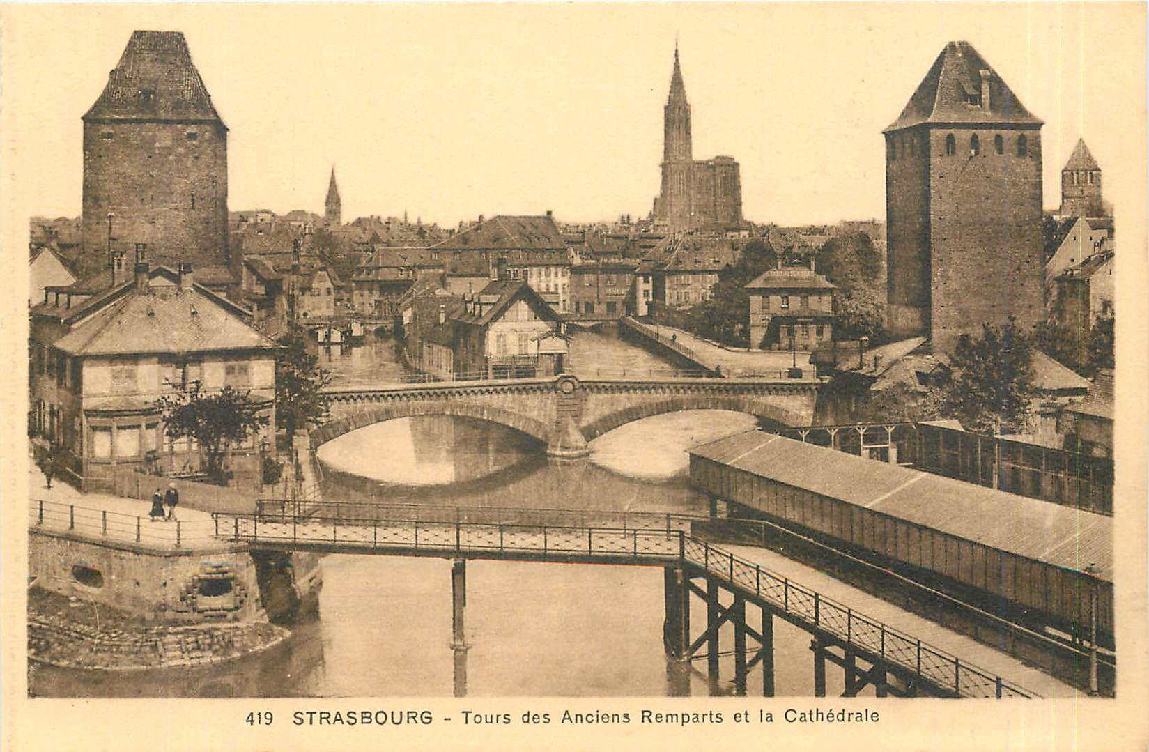 CPA STRASBOURG-Tours des Anciens Rempart et la cathedrale