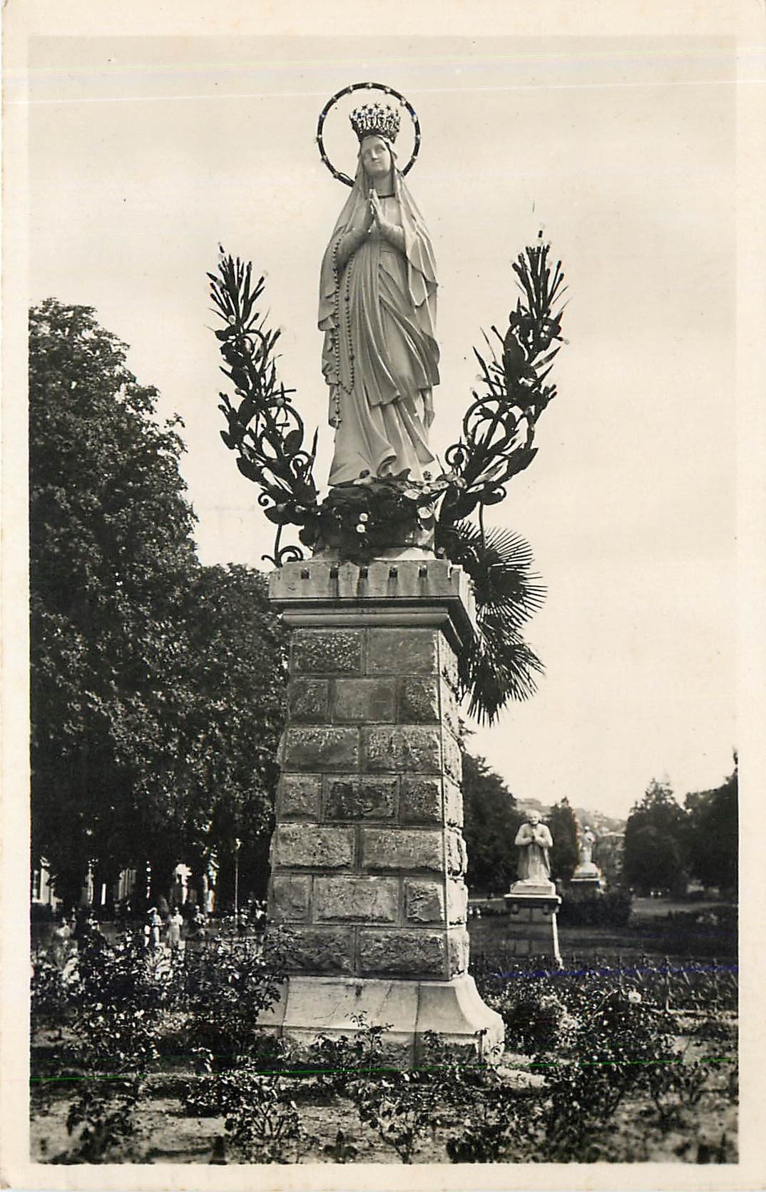 CPA Lourdes La Vierge Couronnee 