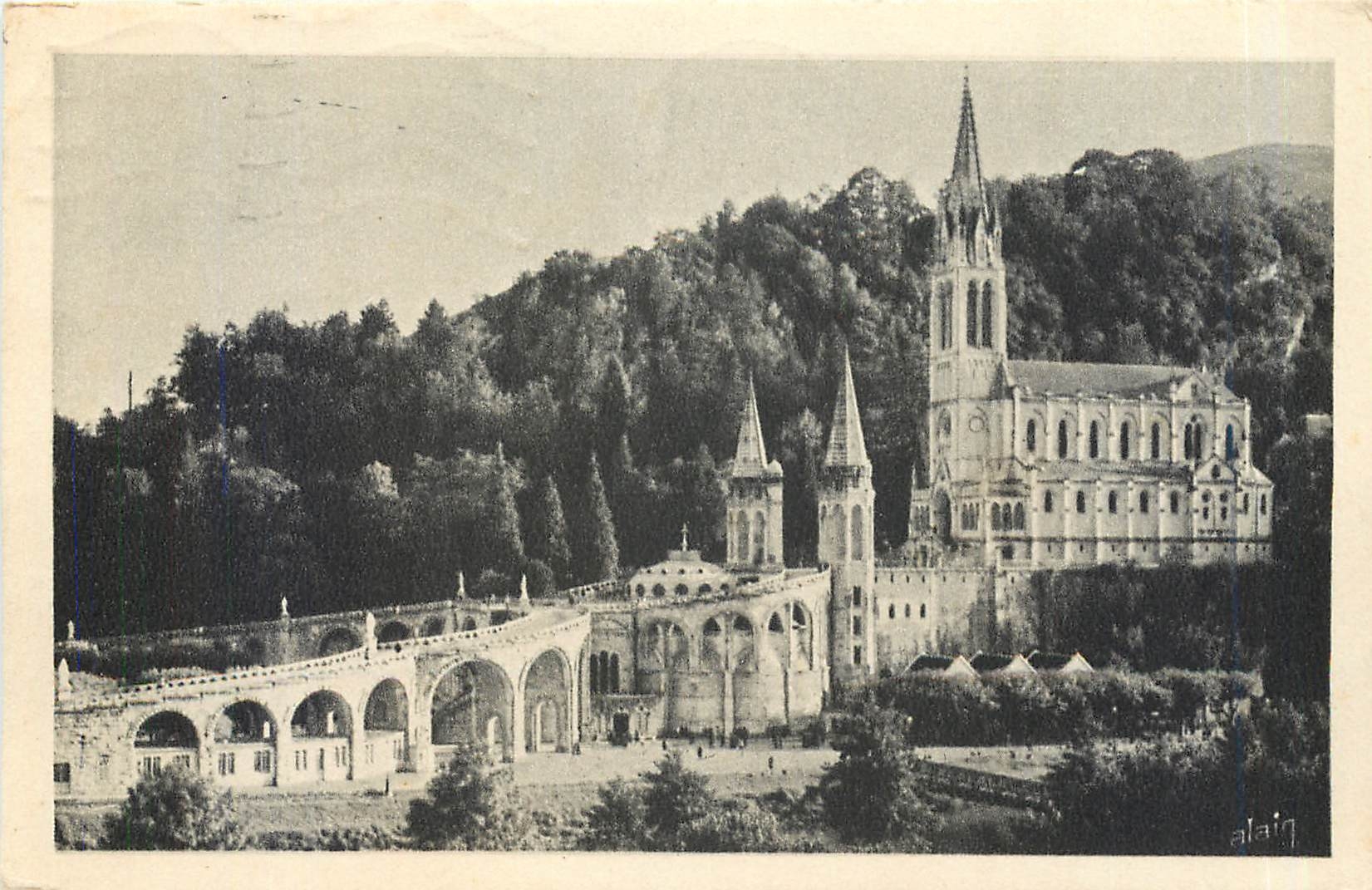 CPA Lourdes La Basilique de profil 