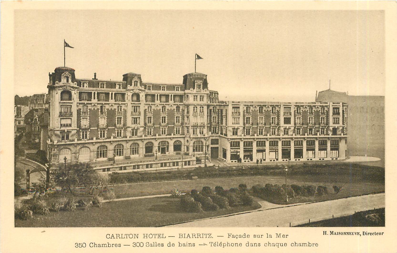 CPA Carlton Hotel Biarritz Facade sur la Mer 