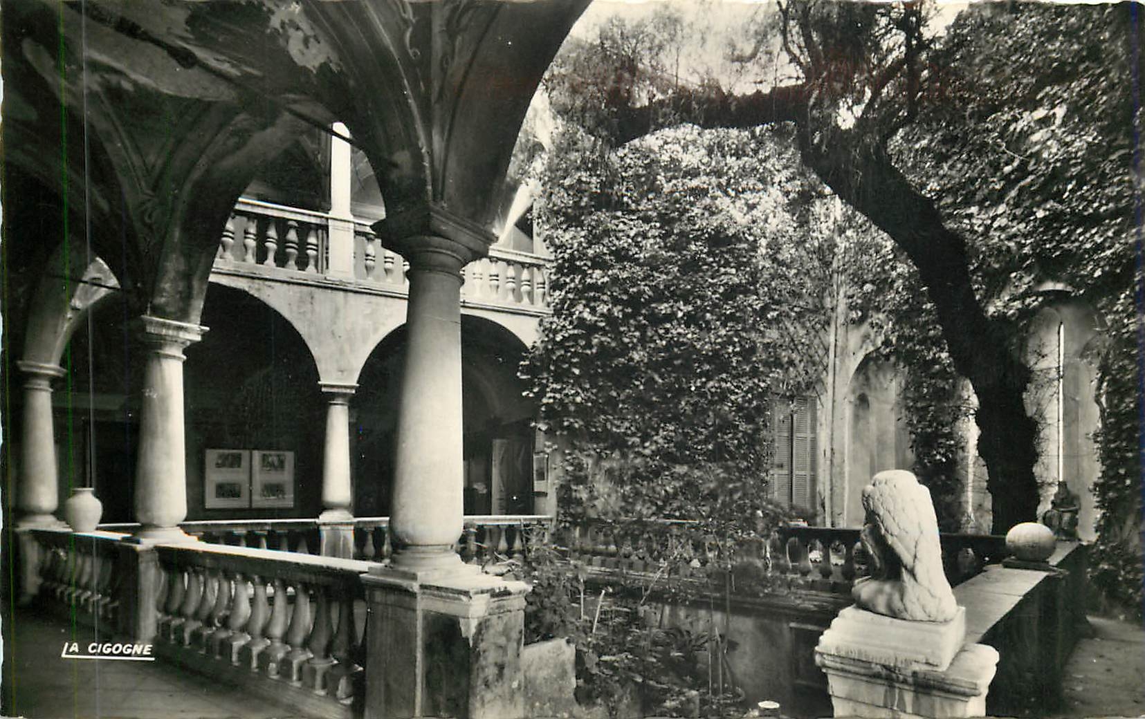 CPM Cagnes sur Mer AM La Ville Haute La Cour du Chateau Grimaldi 