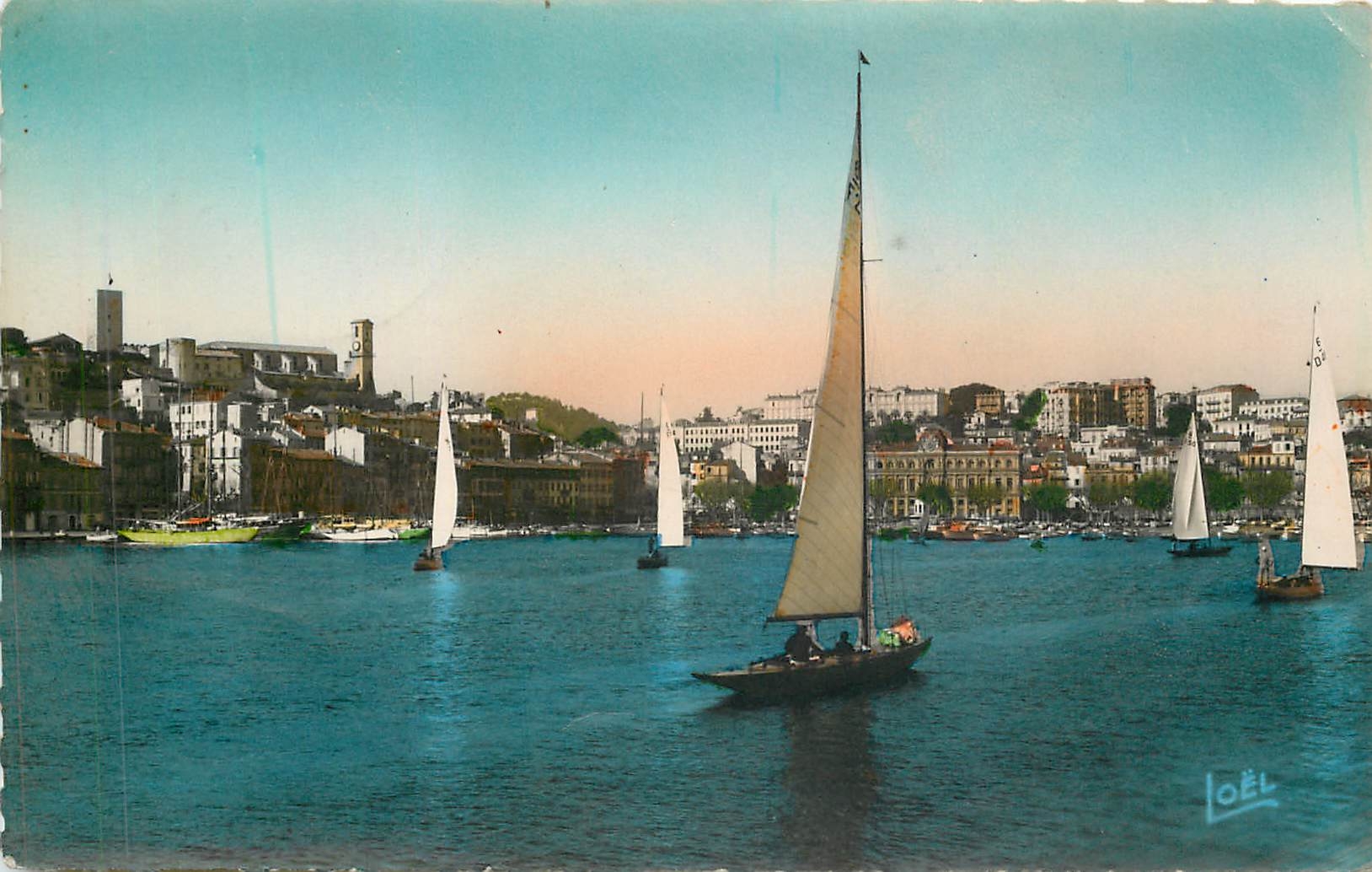 CPM Cannes Le Port et le Suquet Bateau