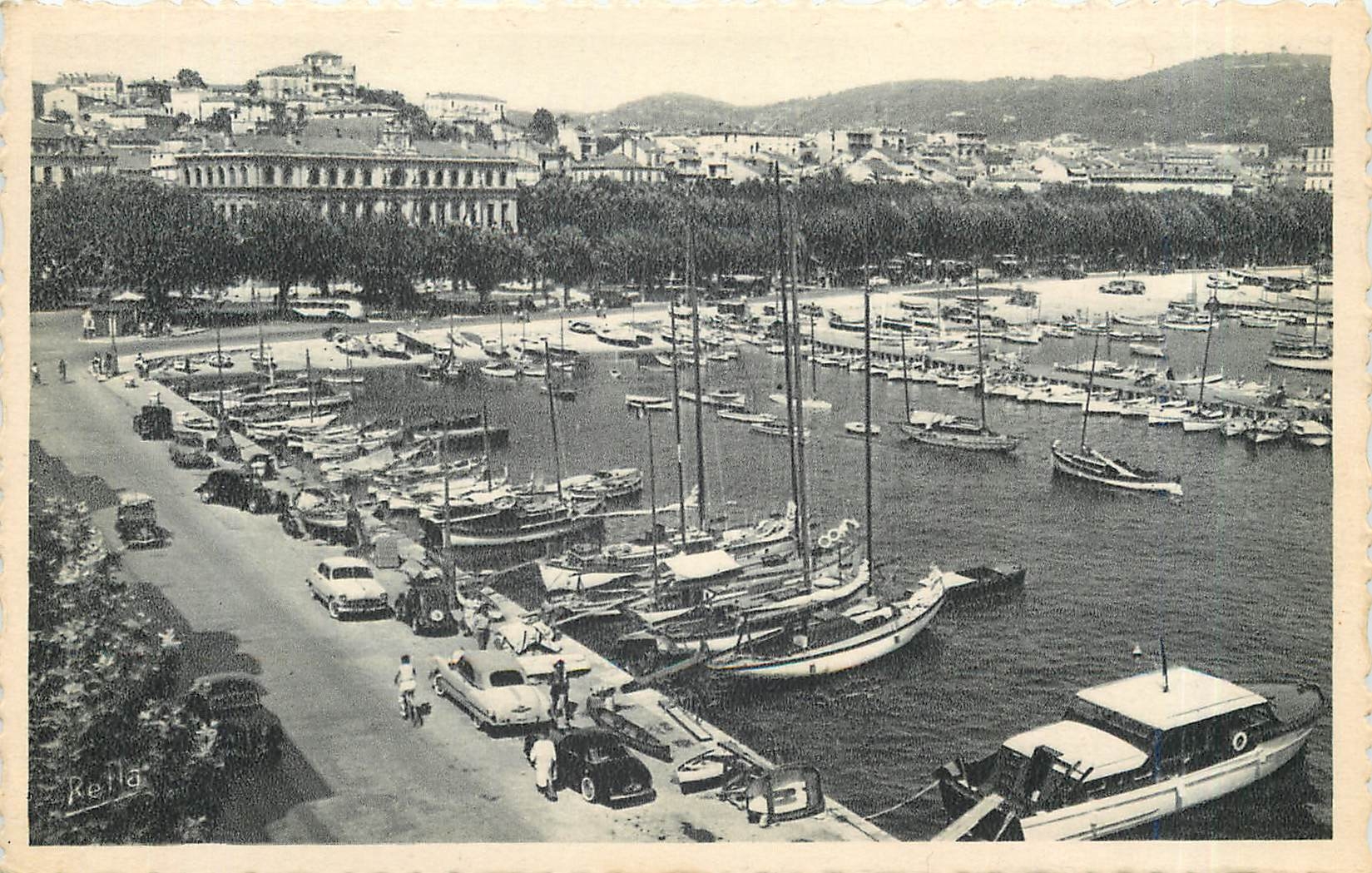 CPA Cannes Le Quai St Pierre l'Hotel de Ville et les Allees Bateaux