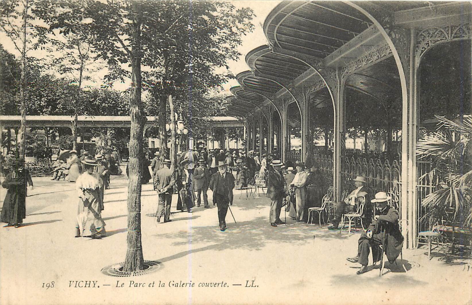 CPA Vichy Le Parc et la Galerie couverte 