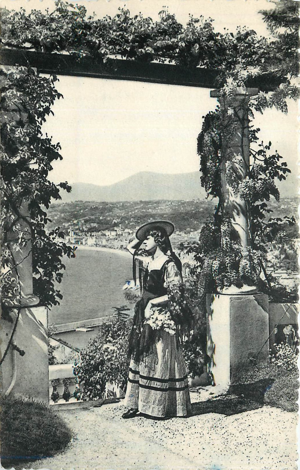 CPA Nice Entre les Pergolas Costume du Pays Folklore
