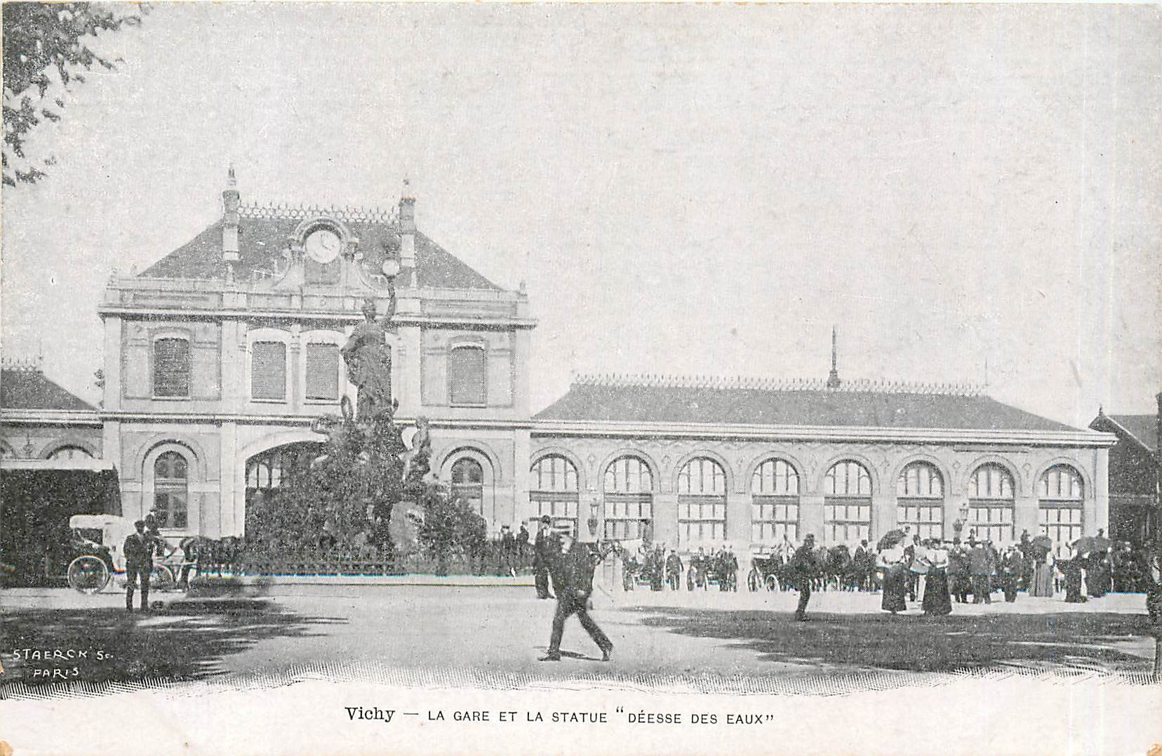 CPA Vichy La Gare et la Statue Deesse des Eaux 