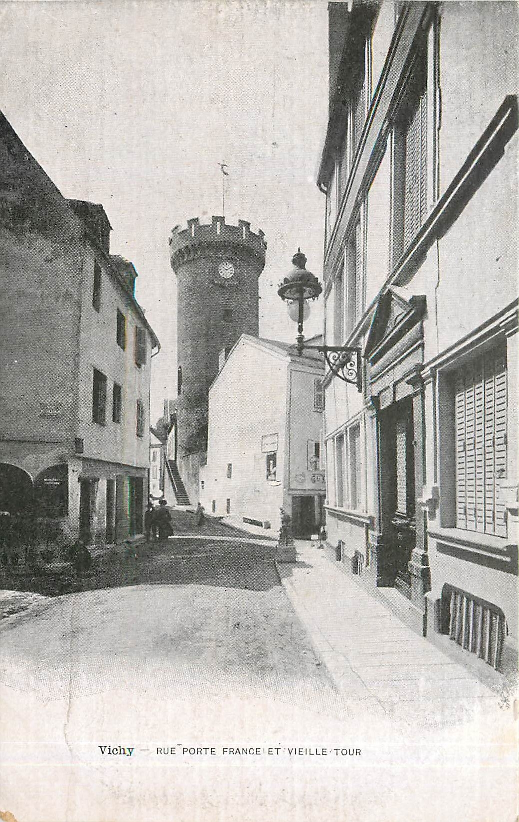 CPA Vichy Rue Porte France et Vieille Tour 