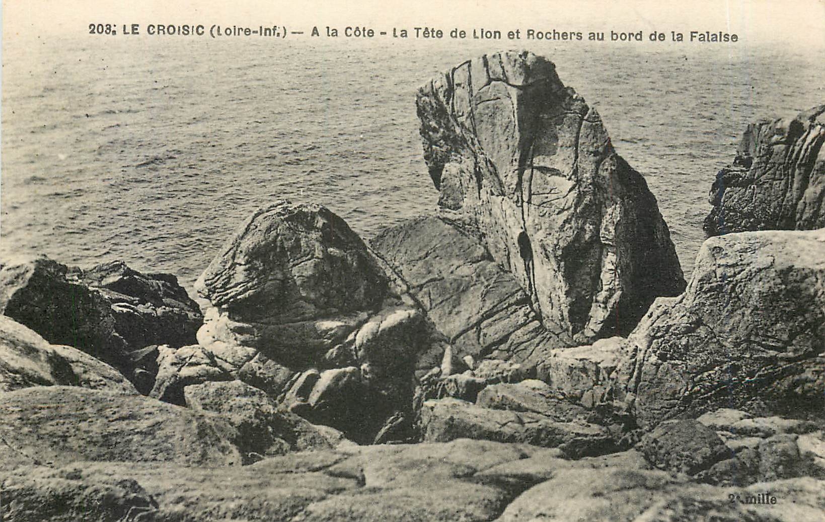 CPA Le Croisic Loire Inf A la Cote La Tete de Lion et Rochers au bord de la Falaise 