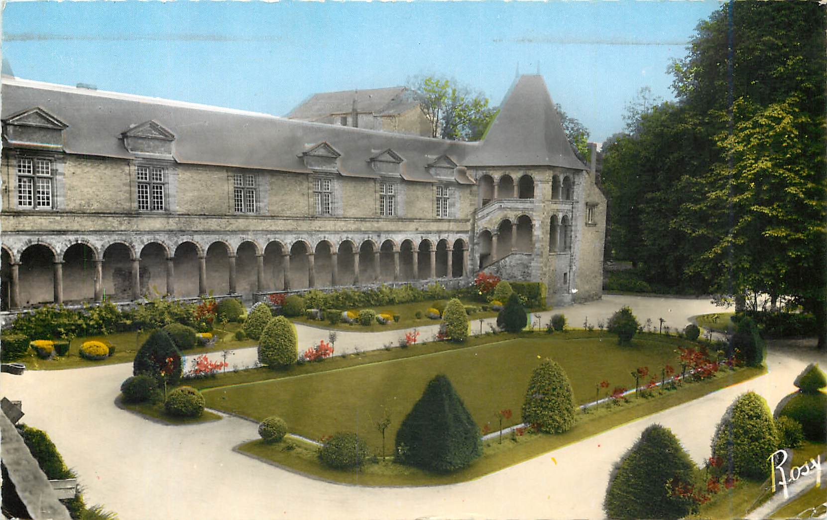 CPM Chateaubriant Les Arcades et la Cour d'Honneur 