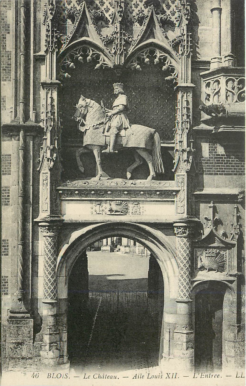 CPA Blois Le Chateau Aile Louis XII L'Entree 