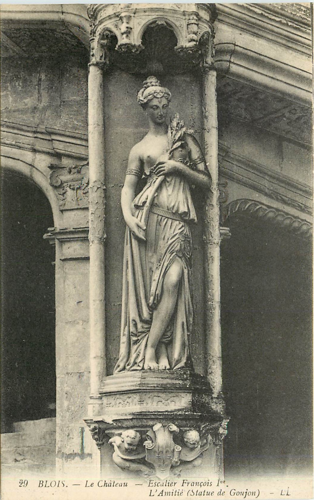 CPA Blois Le Chateau Escalier Francois Ier L'Amitie Statue de Goujon 