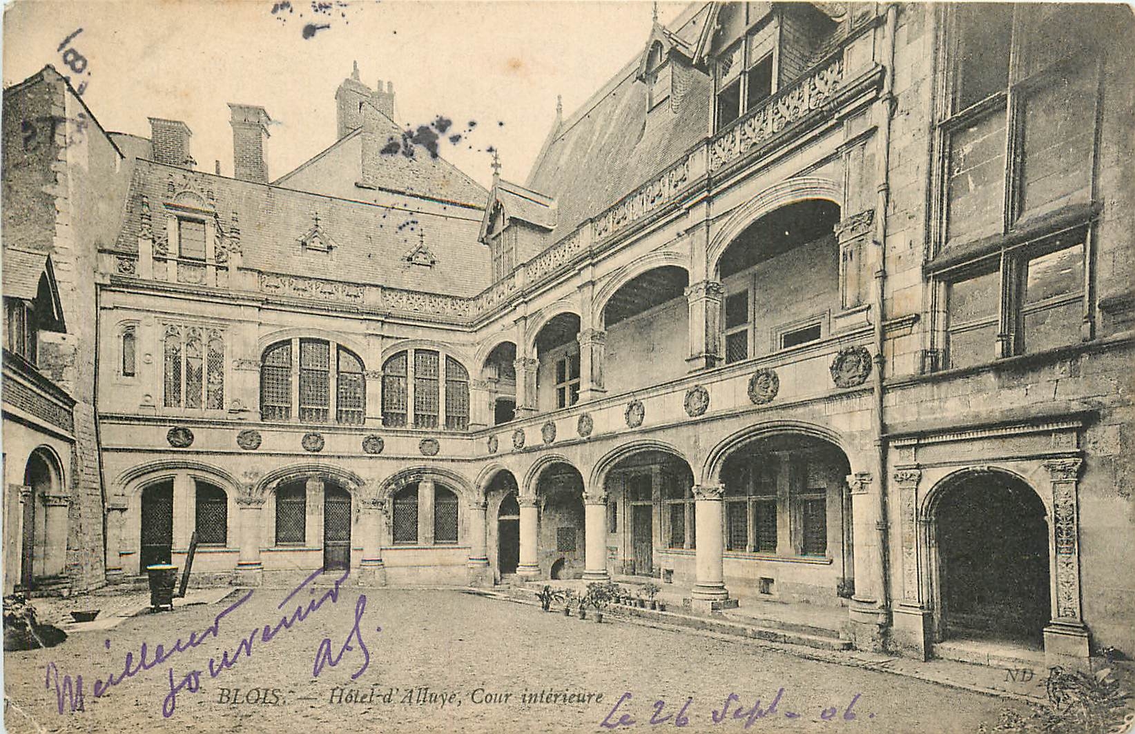 CPA Blois Hotel d'Alluye Cour interieure 