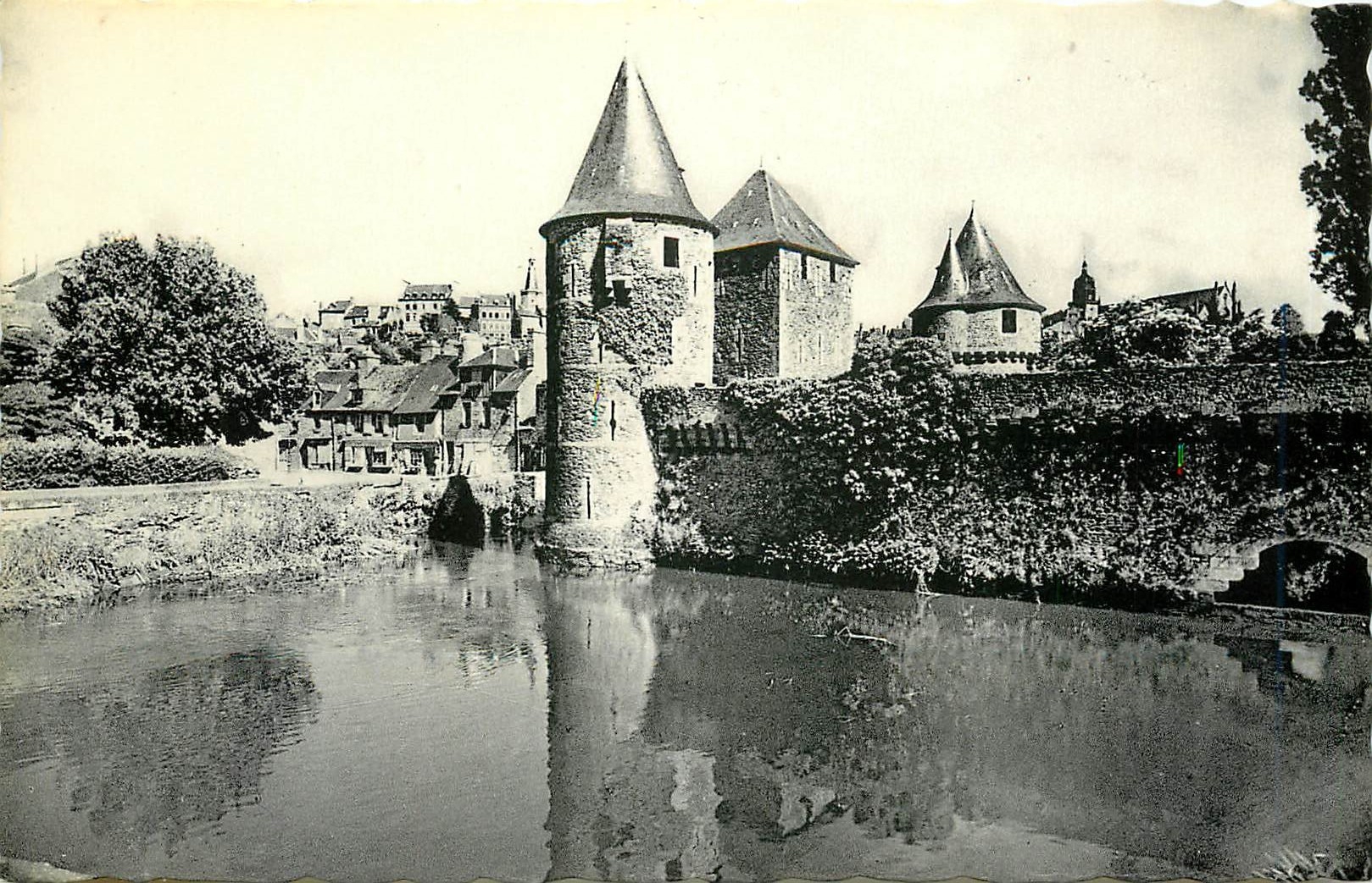 Fougères — Etang de la Cuarde et Tours de l'Entrée — Cie des Arts Photographiques, 44, rue Le Tellier, Paris 15e