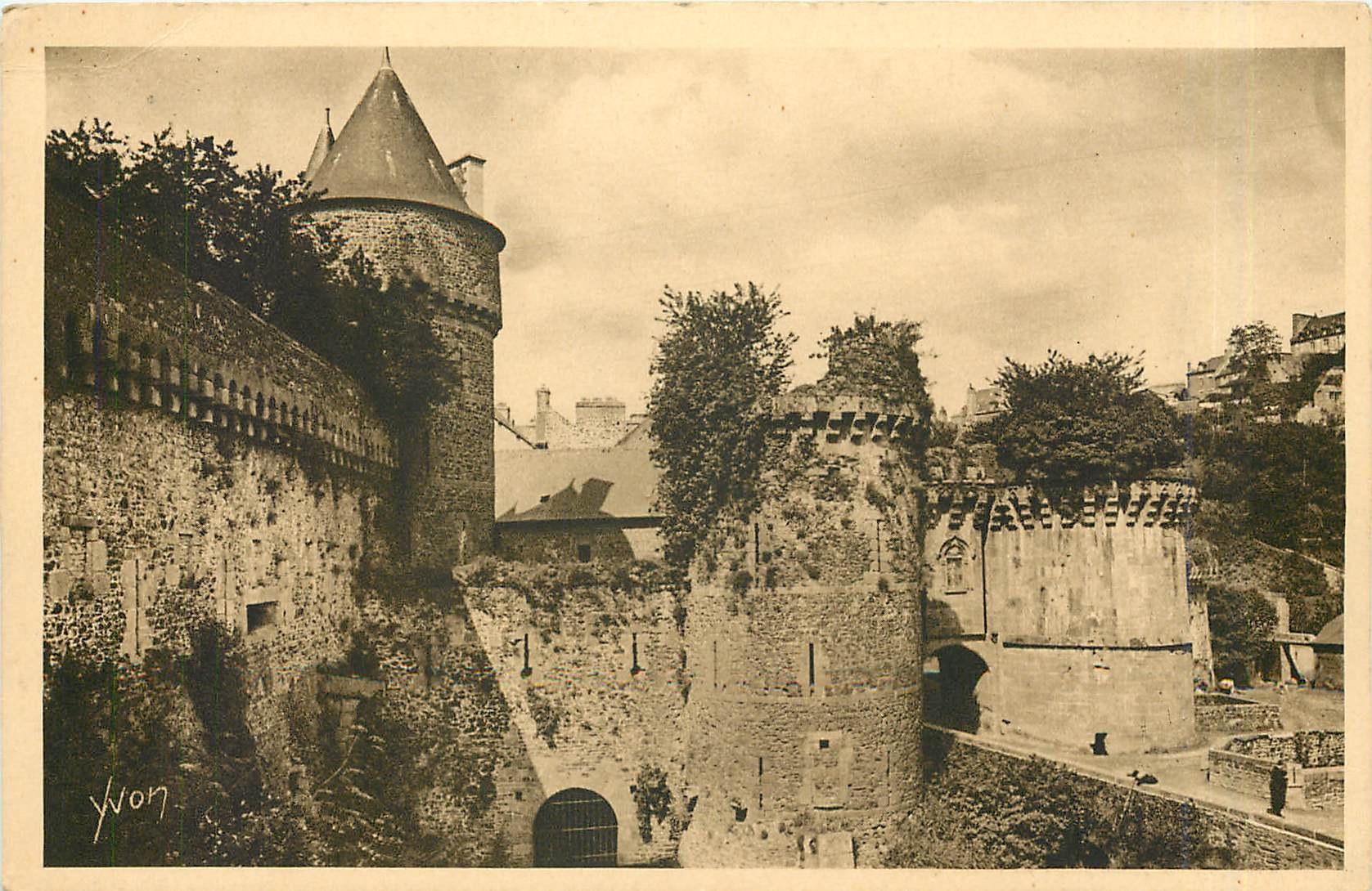 Fougères (Ille-et-Vilaine) — Le Château et Porte Notre-Dame — Les Éditions d'Art Vitré