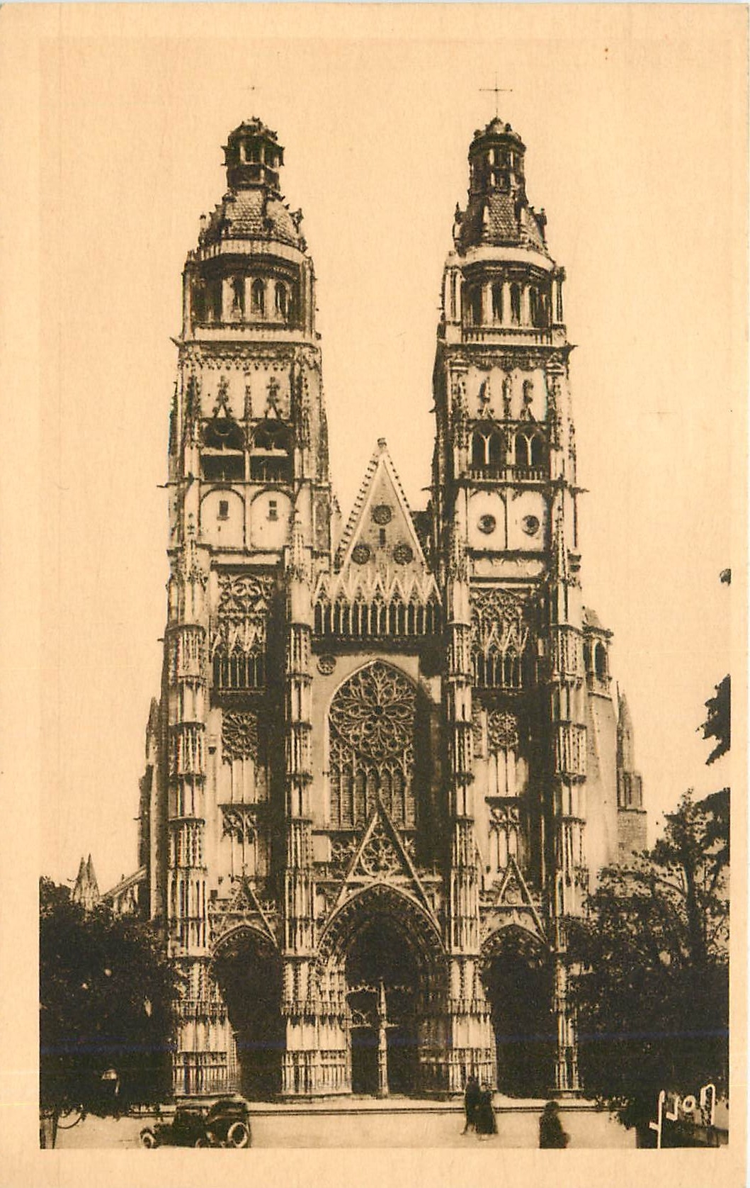 CPA Tours Indre et Loire La Cathedrale St Gatien facade 