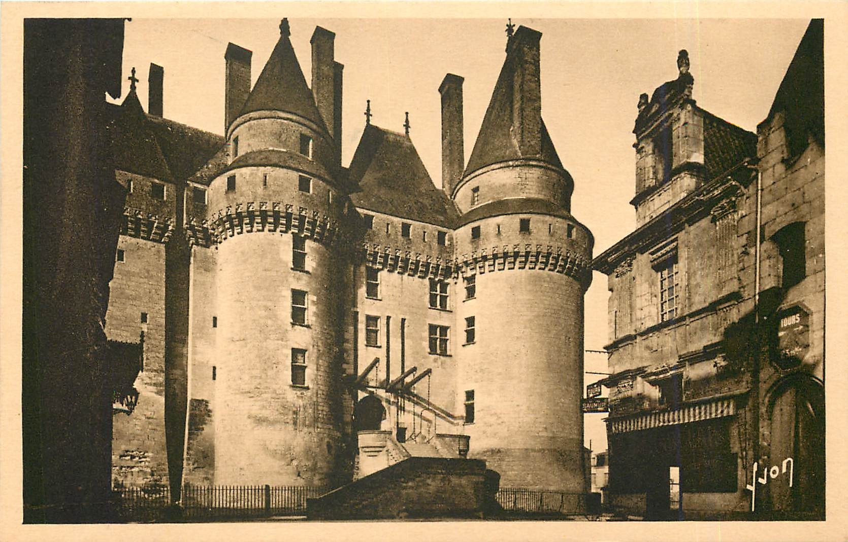 CPA Langeais Indre et Loire L'Entree du Chateau 