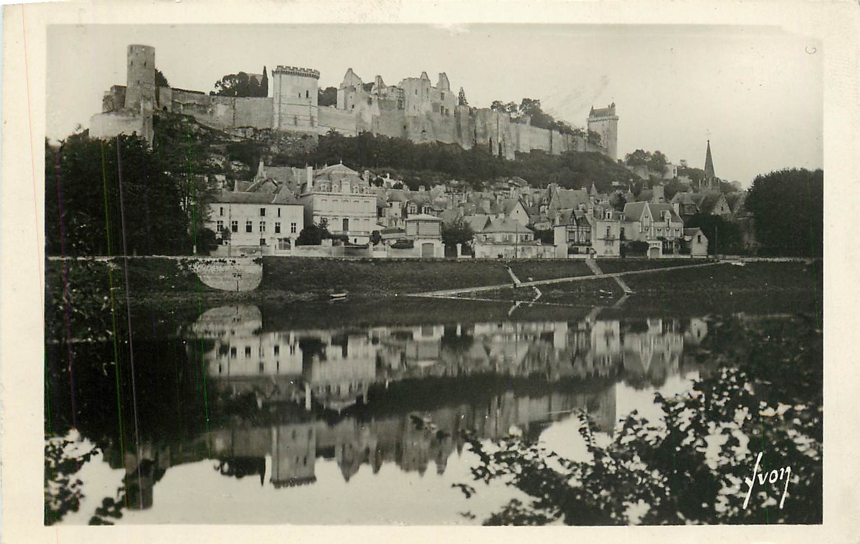 CPA Chinon Indre et Loire Le Chateau vu des Bords de la Vienne 