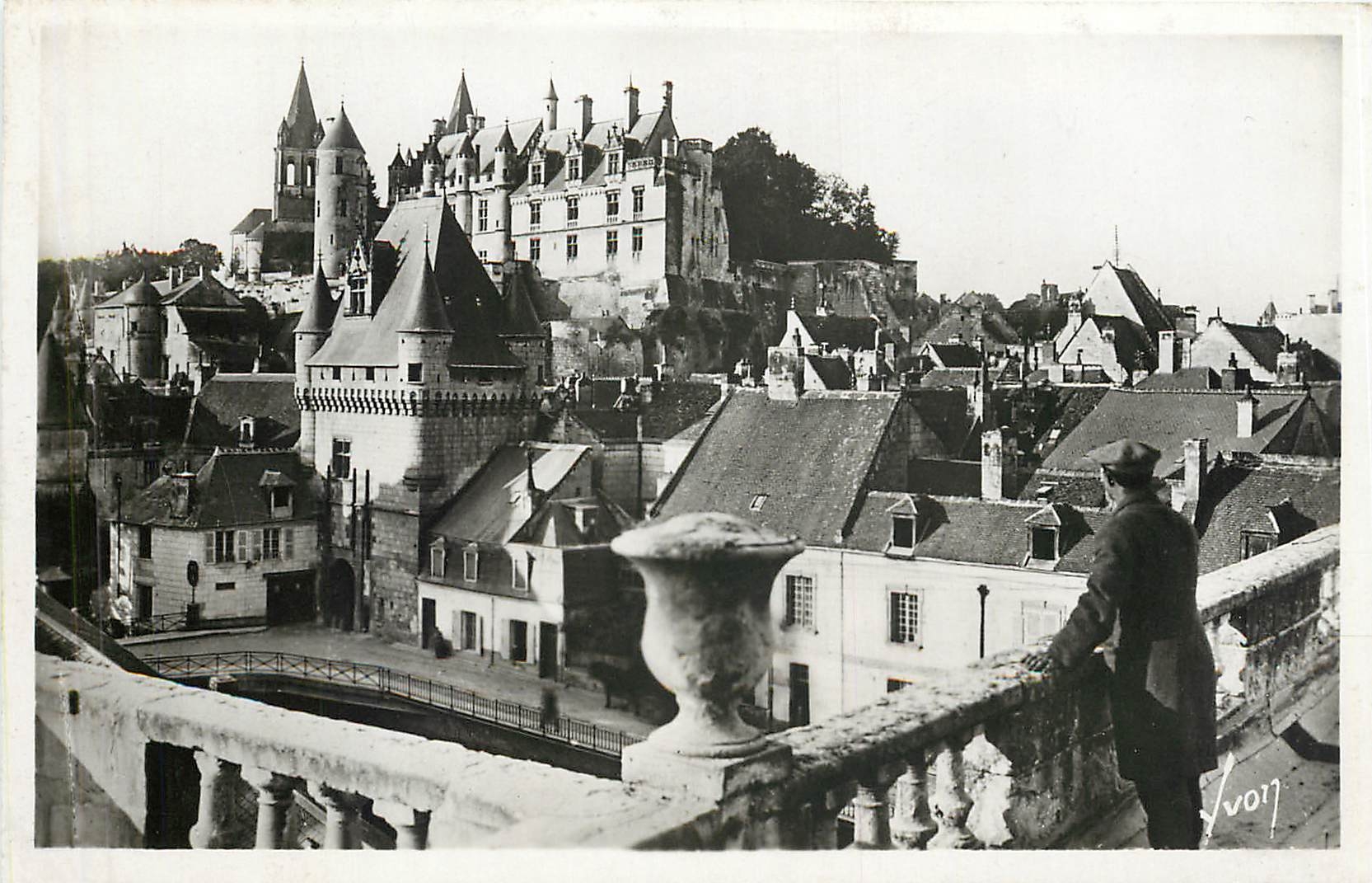 CPA Loches Indre et Loire Le Chateau royal et la Porte des Cordeliers 