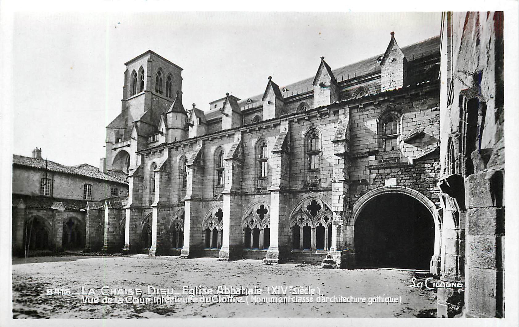 CPA La Chaise Dieu Eglise Abbatiale Vue de la Cour Interieure du Cloitre 