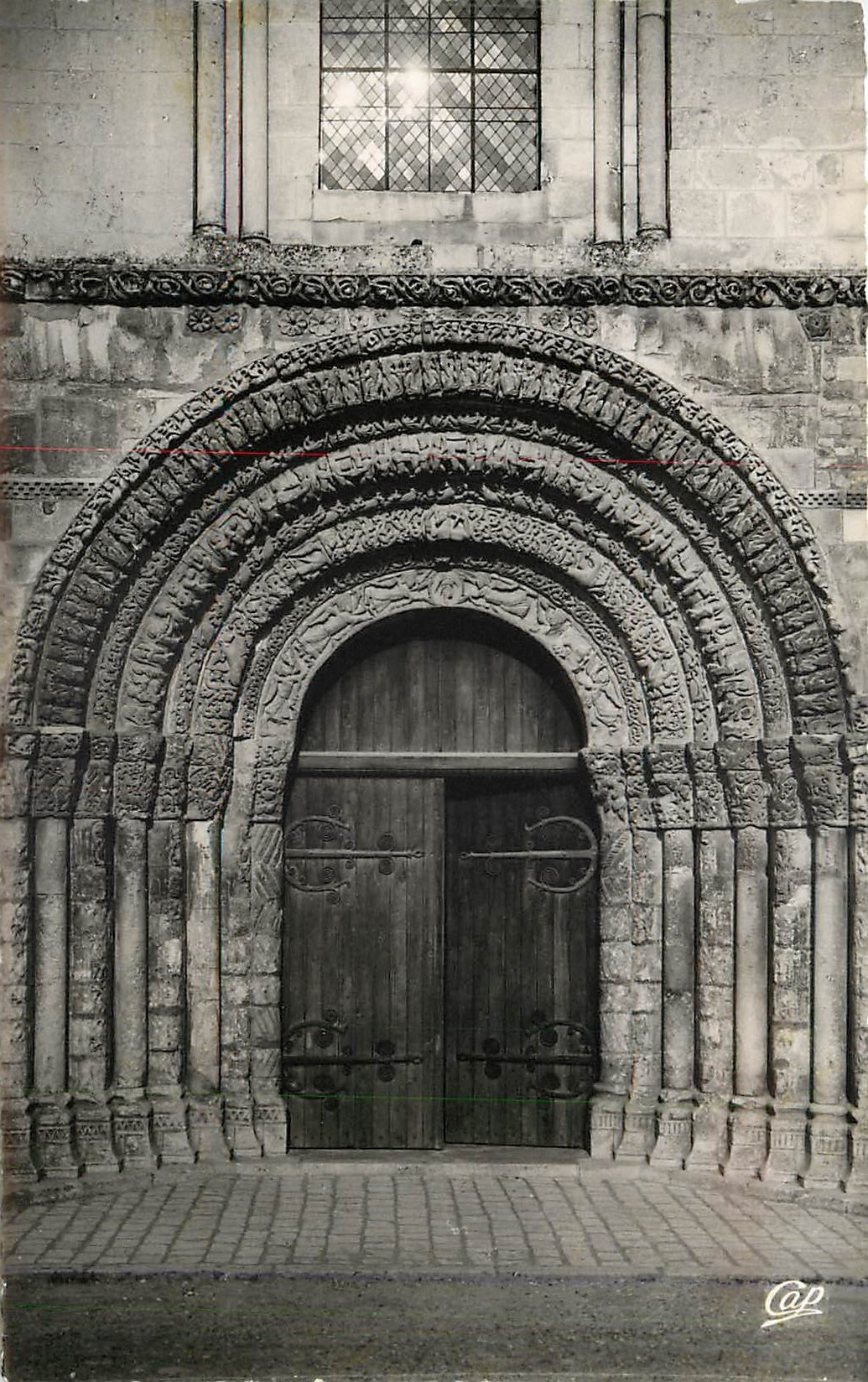 CPA Saintes Le Portail de l'Abbaye aux Dames 