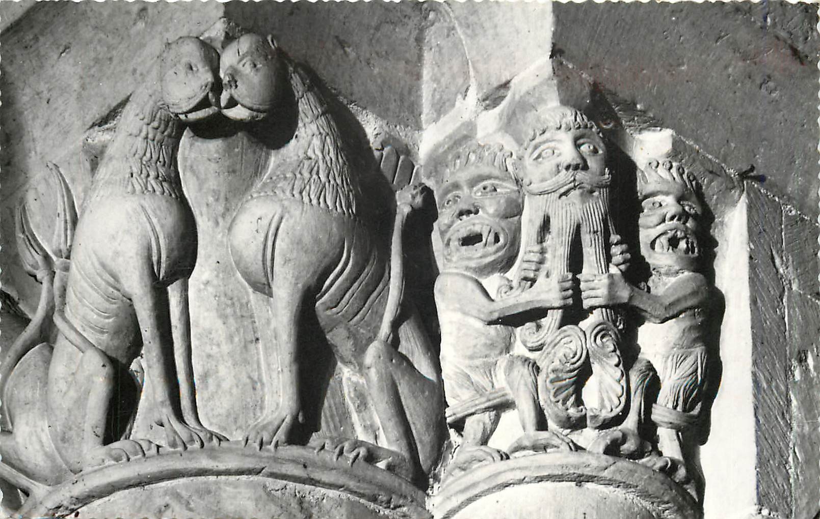 CPA Aulnay de Saintonge Eglise Romane Interieur Chapiteau 