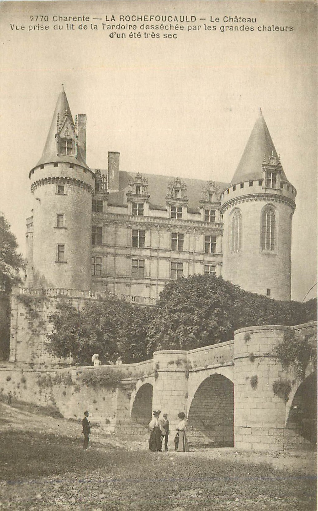 CPA Charente La Rochefoucauld Le Chateau Vue prise du lit de la Tardoire dessechee par les grandes c