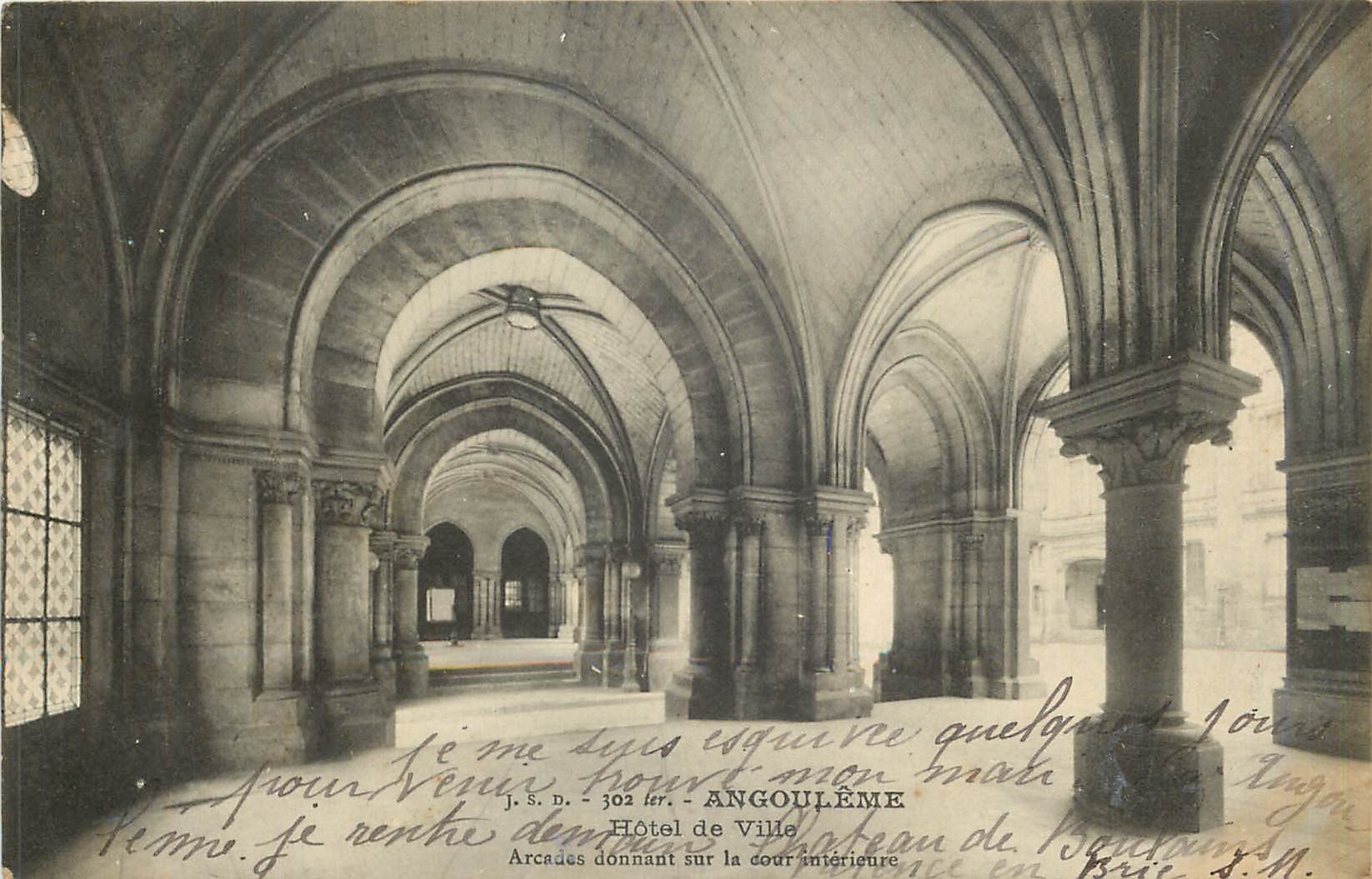 CPA Angouleme Hotel de Ville Arcades donnant sur la cour interieure 