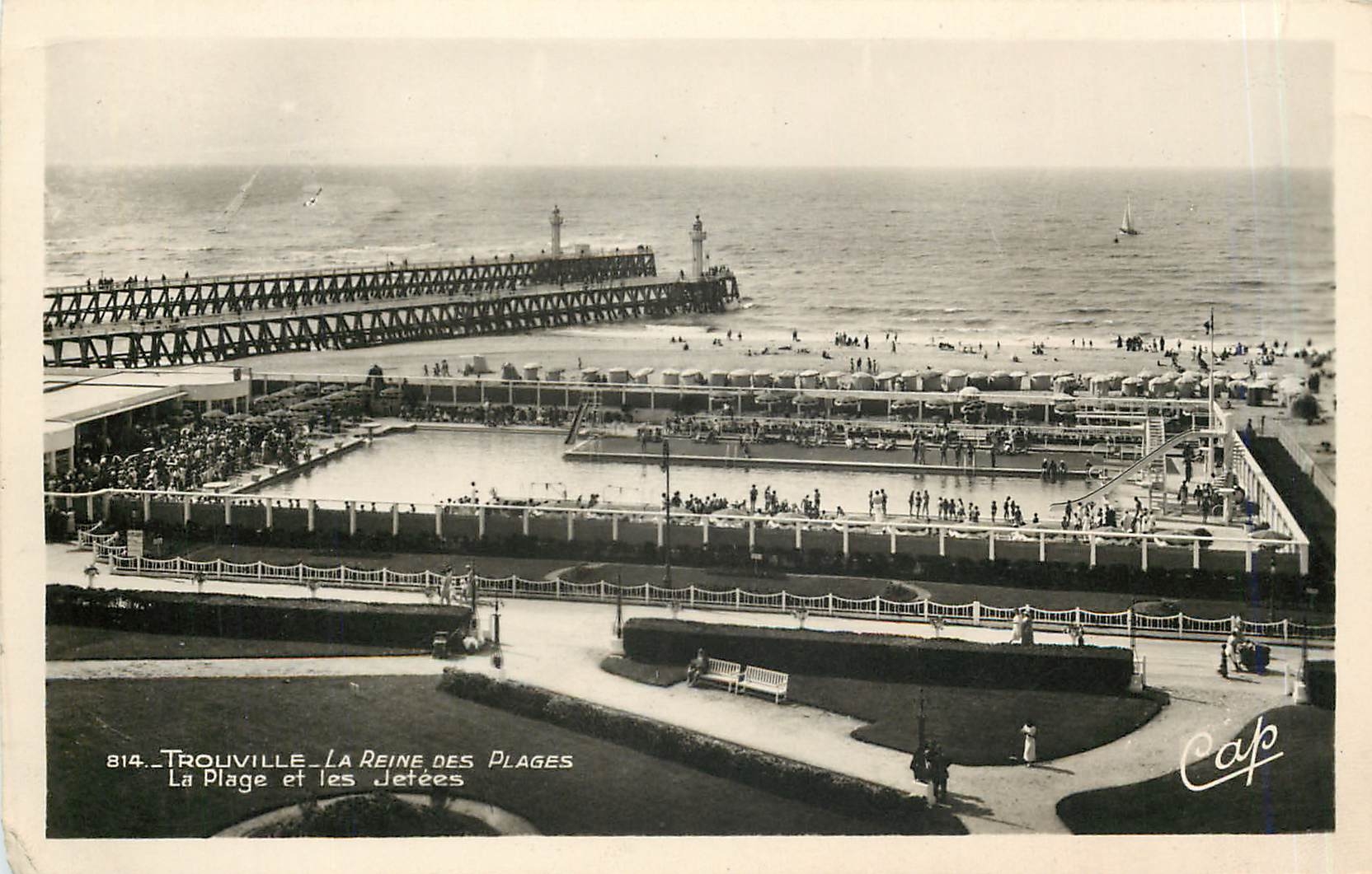 TROUVILLE - LA REINE DES PLAGES — La Plage et les Jetées — éditeur C.A.P. n°814