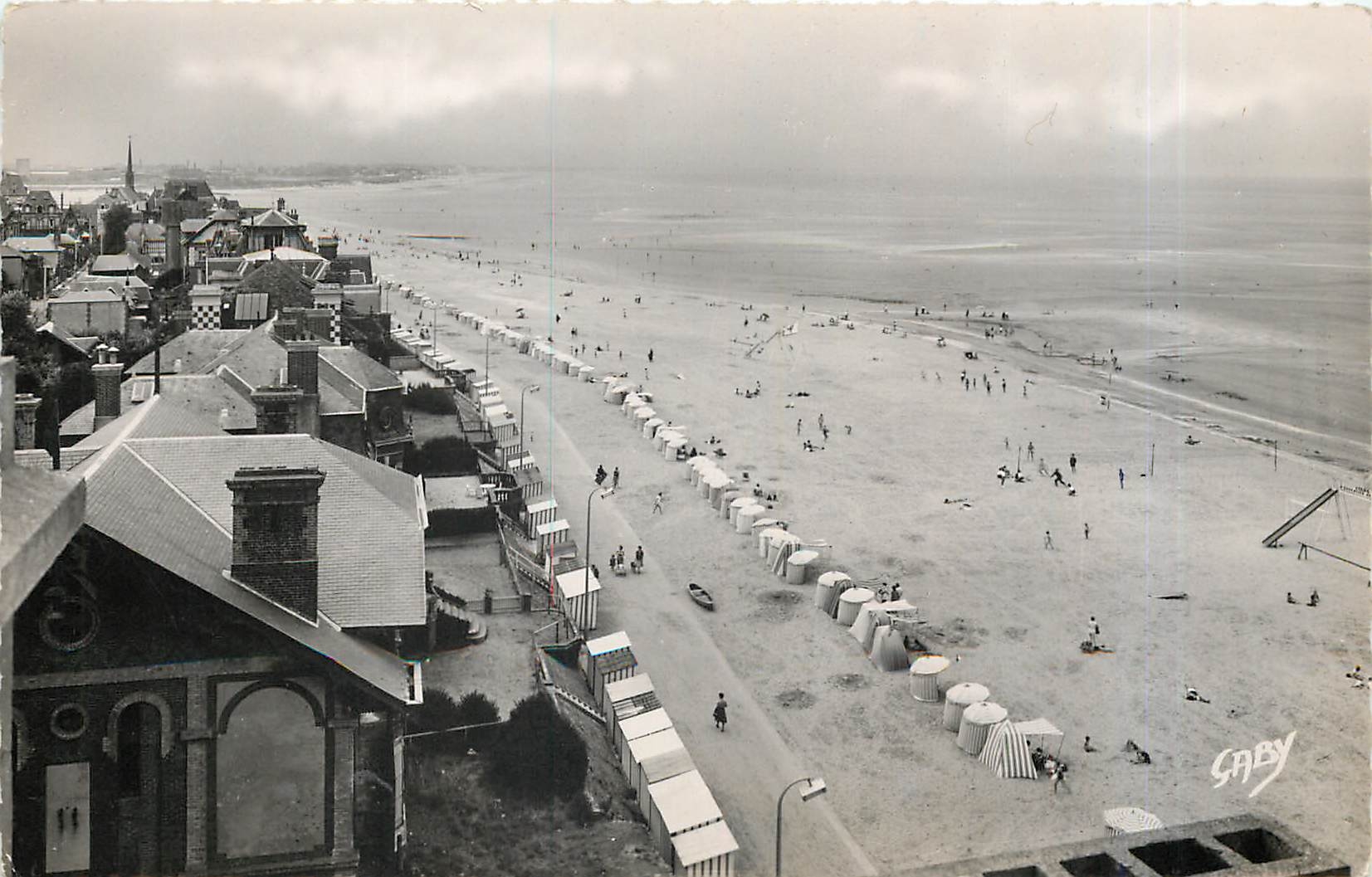 CPM Houlgate Calvados Vue d'Ensemble de la Plage au loin Dives 