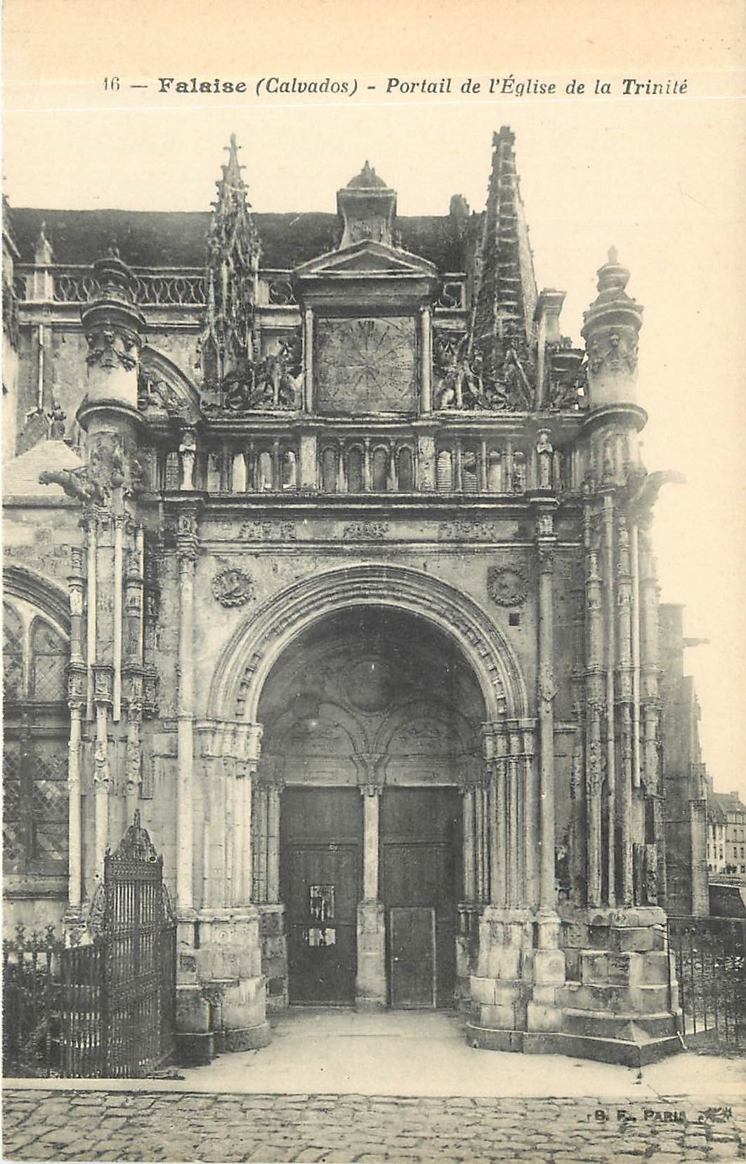 CPA Falaise Calvados Portail de l'Eglise de la Trinite 