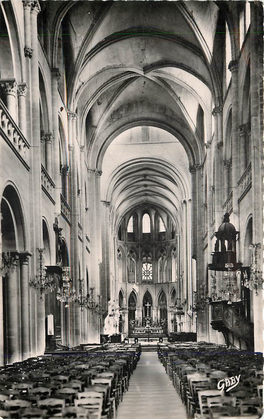 CPA Caen Calvados Eglise Abbatiale Saint Etienne La Nef avec voutes a nervures et le Choeur 