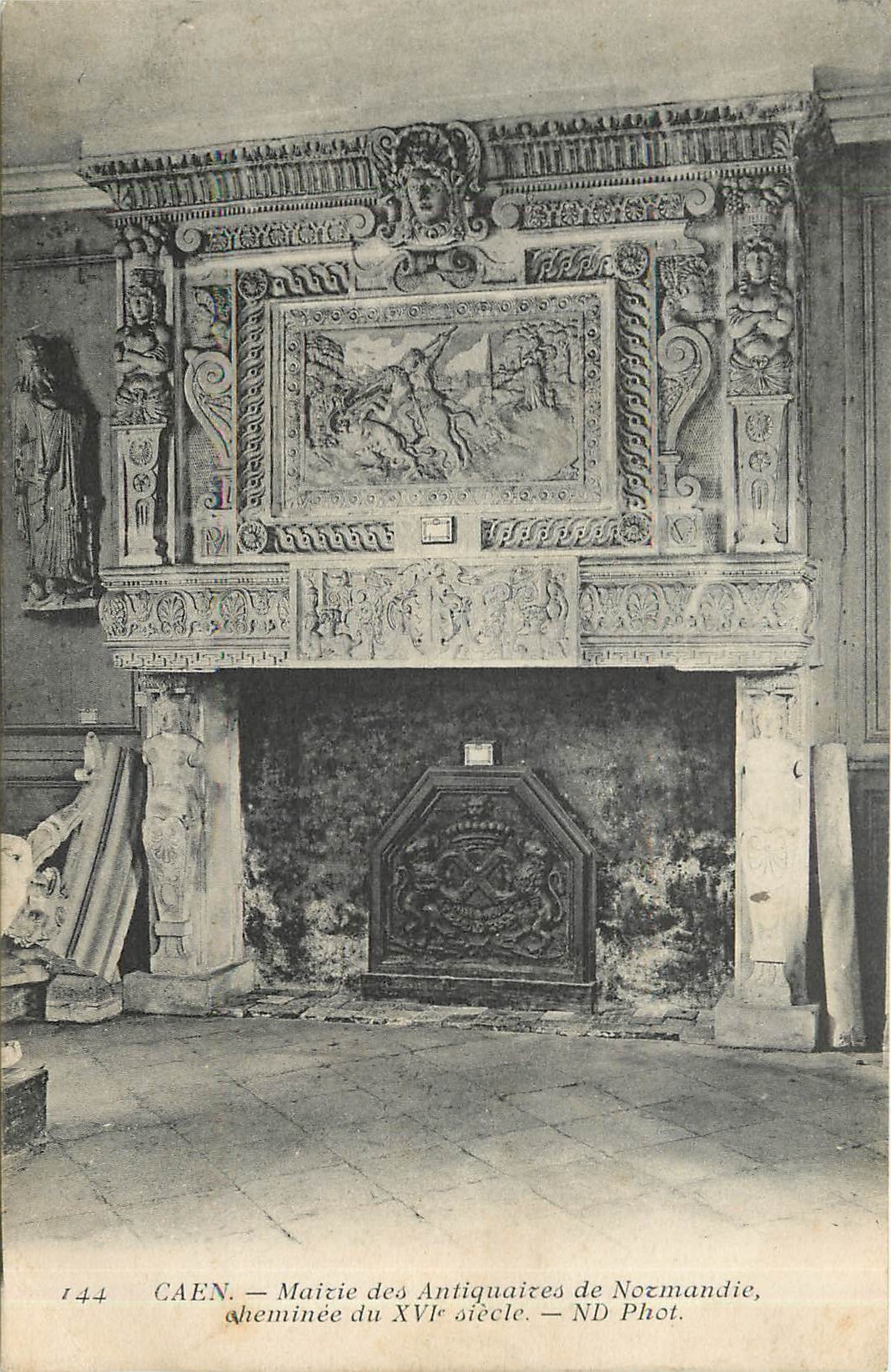 Caen — Cheminée des Antiquaires de Normandie, du XVIe siècle — ND Phot.