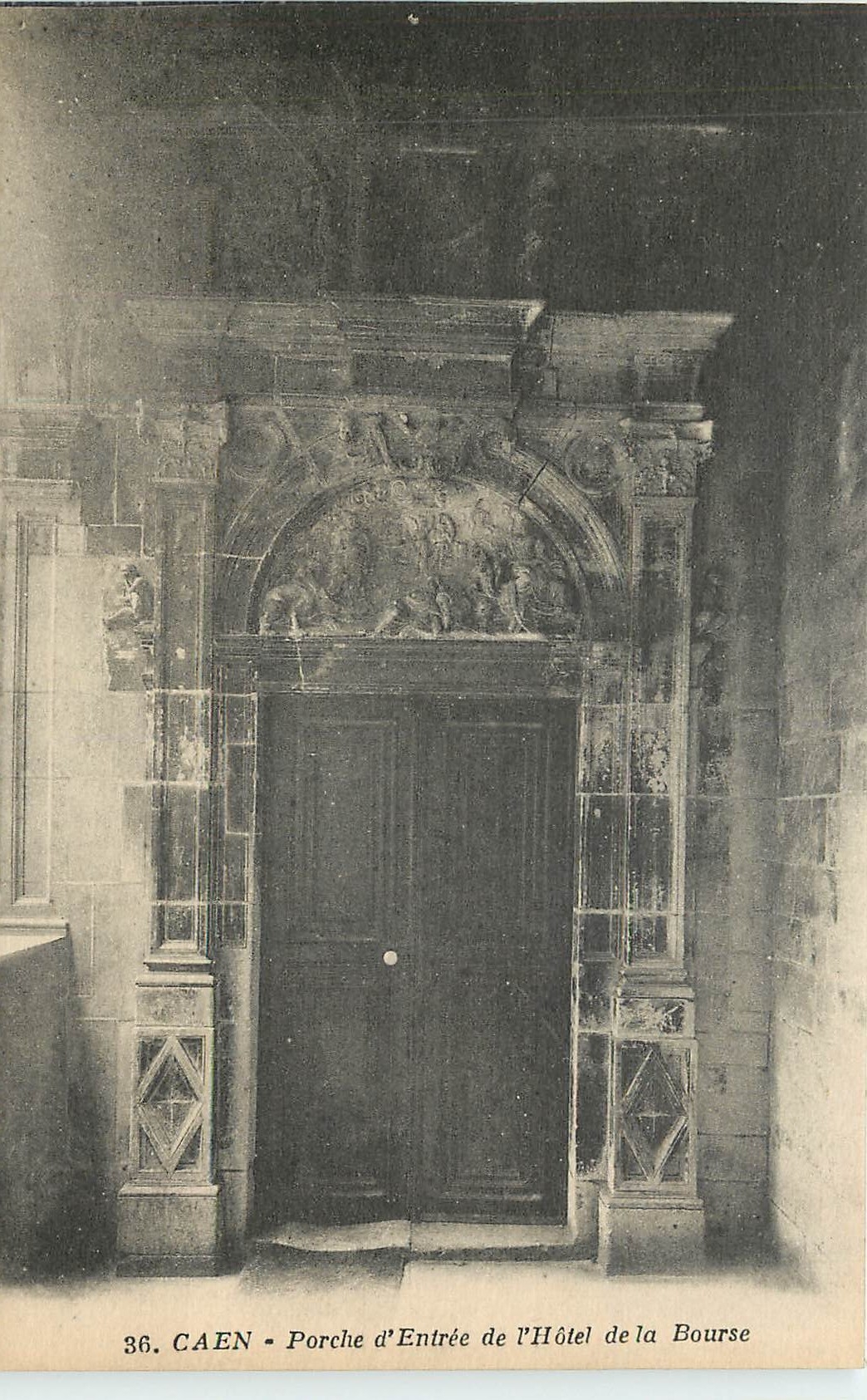 CAEN - Porche d'Entrée de l'Hôtel de la Bourse — n°36